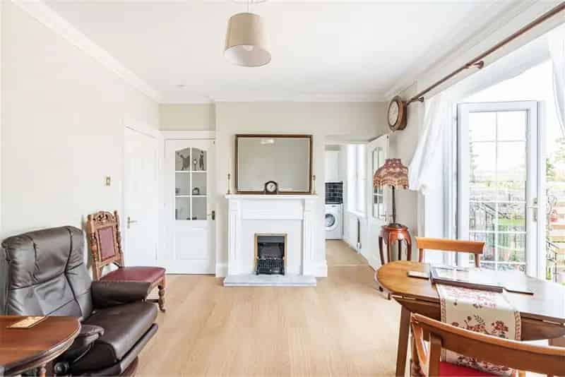 2 Bed Flat Lower Villa with Private Garden and Off Street Parking