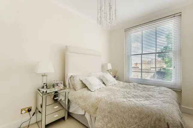 Flat to rent in Redcliffe Gardens, Chelsea, London SW10