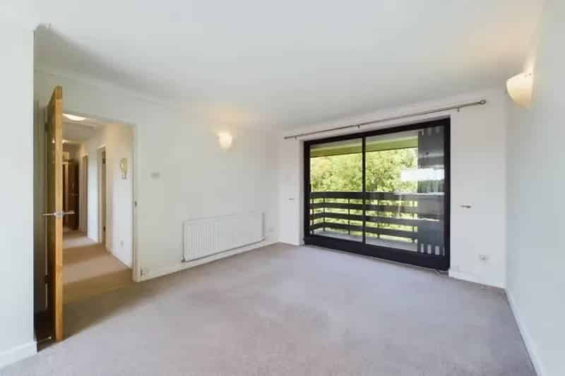 2 Bedroom Top Floor Apartment To Let