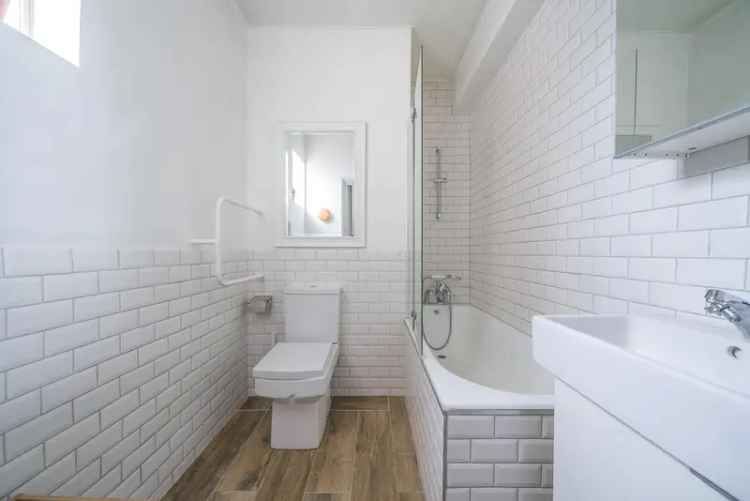 Bright West London Studio Apartment with Balcony