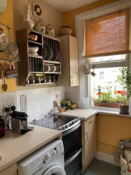 Beautiful Spacious First Floor Flat Near Shops and Tube