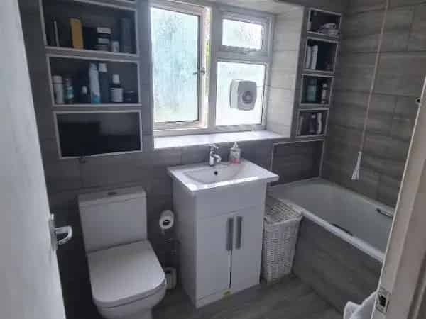Spacious Property with Huge Garden Shed Loft and Parking