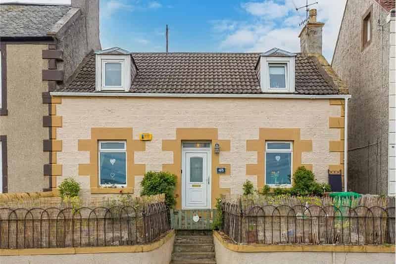 3 Bed Semi-Detached House with Sea Views and Private Garden
