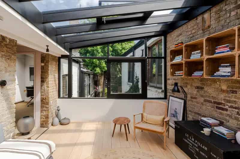 2-Bedroom Bermondsey Mews House - Exposed Brick & Industrial Charm