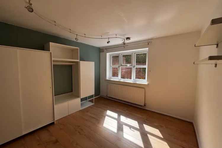 Ground Floor Flat with Parking and Patio Garden