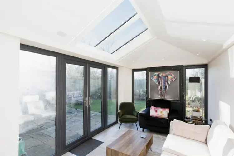 Spacious 5-Bedroom Family Home in Ifield Crawley