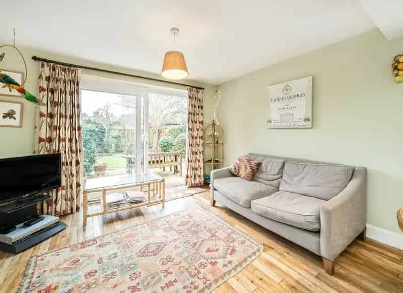 Victorian Bay Fronted Family Home with Garden Near Tube and Schools