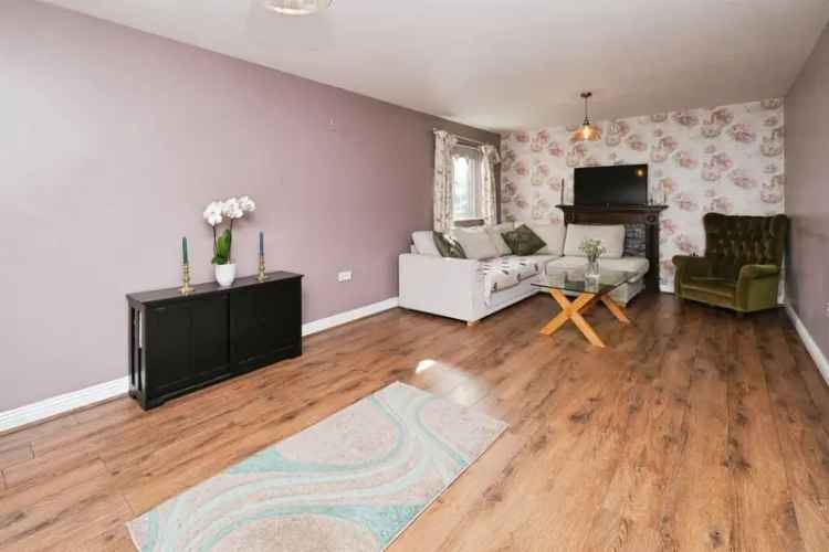 Charming 4-Bedroom Detached House with Spacious Accommodation and Garden