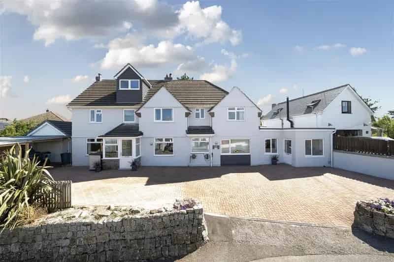 6 Bedroom Detached House with Commercial Unit For Sale