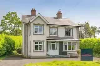 4 Bedroom Detached House with Gardens and Garage
