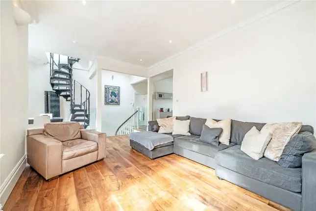 Flat to rent in Linden Gardens, London W2