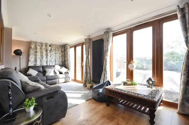 5 Bedroom Extended Semi Detached House Near Shenfield Station