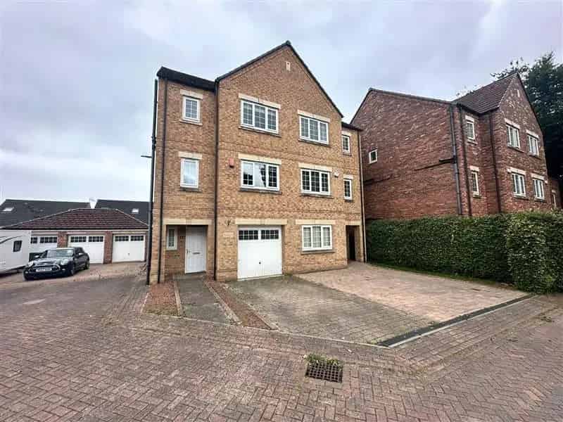 3 Bedroom Townhouse with Garden and Garage