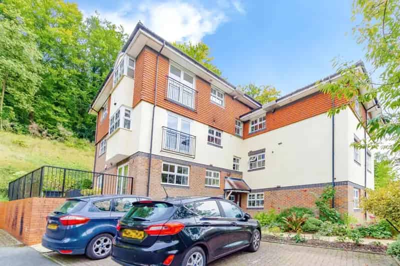 Spacious First Floor Apartment Near Chipstead Station
