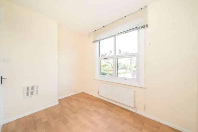 4 Bed Flat for Sale Charlton Modernized Victorian Elegance