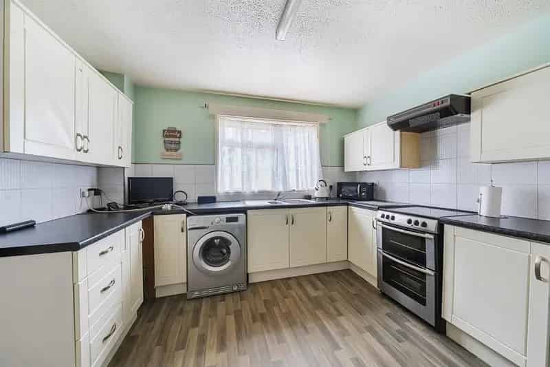 3 Bed Mid Terrace House Martyr Close St Albans