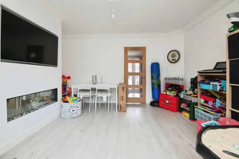 3 Bed House Loft Conversion Conservatory Ample Parking Large Garden