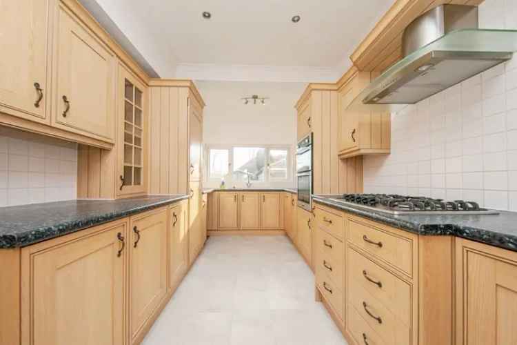 4 Bedroom Family Home with Garden