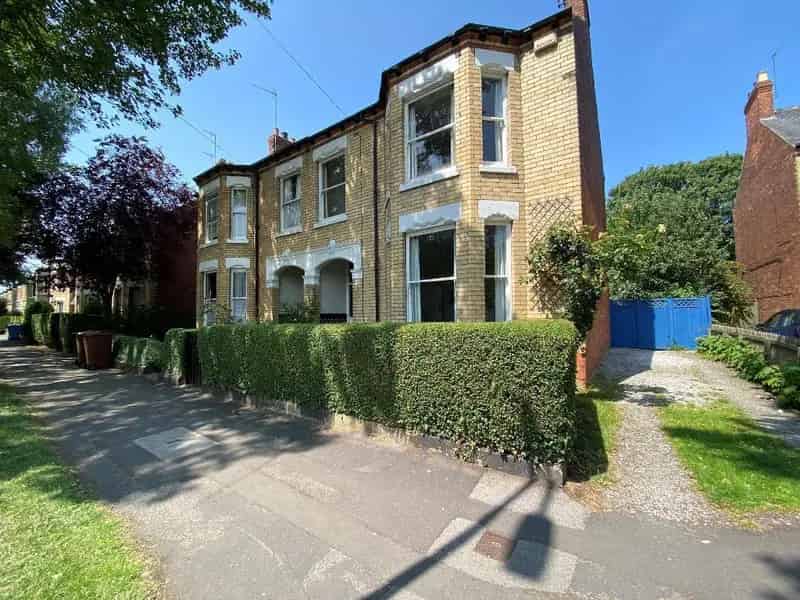 5 Bedroom Semi-Detached House For Sale in Hull