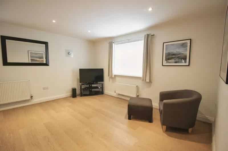Two-Bedroom Apartment Near Merstham Station