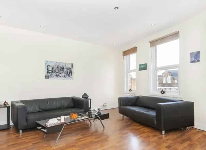 Second Floor Flat One Double Bedroom Eat In Kitchen
