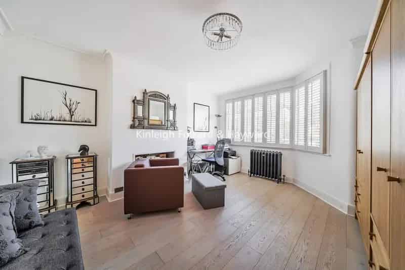 Four Bedroom Semi Detached House with Garden Studio