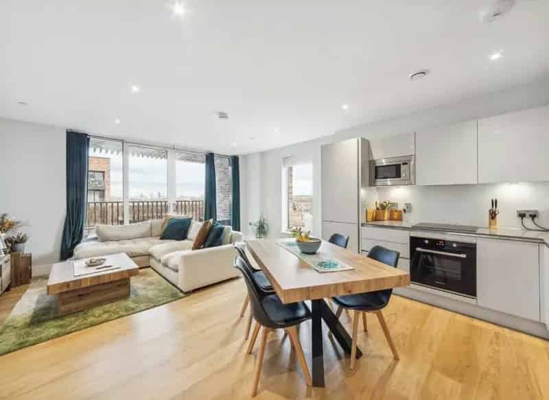 Spacious 2-Bed Apartment with Private Terrace Near Tooting and Earlsfield