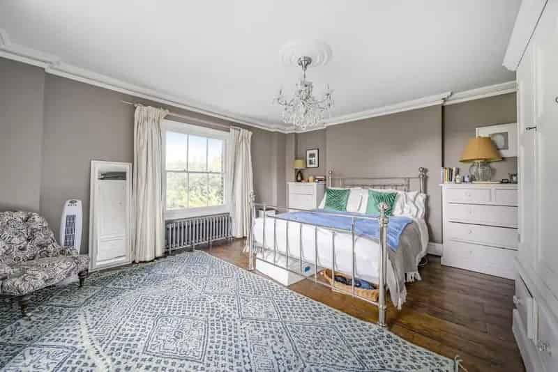 3-Bedroom Period Conversion Apartment Granville Park 1400 sq ft