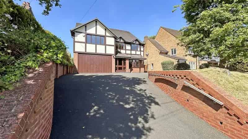 5 Bedroom Detached House for Sale in Kings Norton