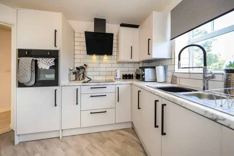 Two Bedroom Apartment Near Wolverhampton City Centre - Chain Free