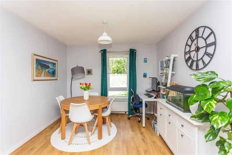 2 Bed Top Floor Flat Stunning City Views Allocated Parking