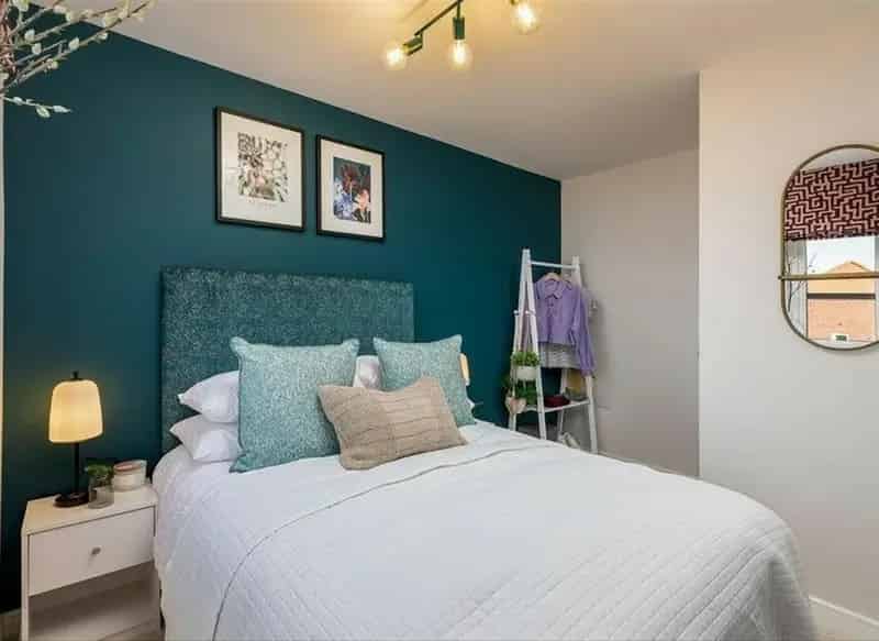 3-Bedroom House in Raynes Park with Communal Facilities
