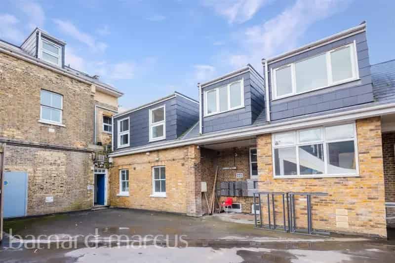 Four Double Bedroom Maisonette - Fully Refurbished