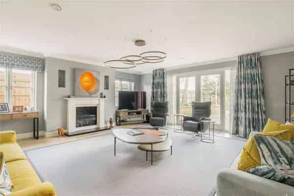 Impressive Modern House with Five Bedrooms and Garden Studio