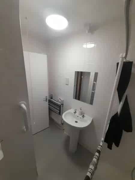 3 Bed End Terrace House with Wet Room