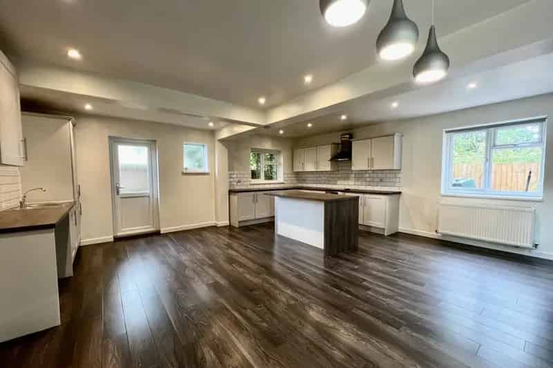 4-Bed House with New Kitchen and Bathrooms