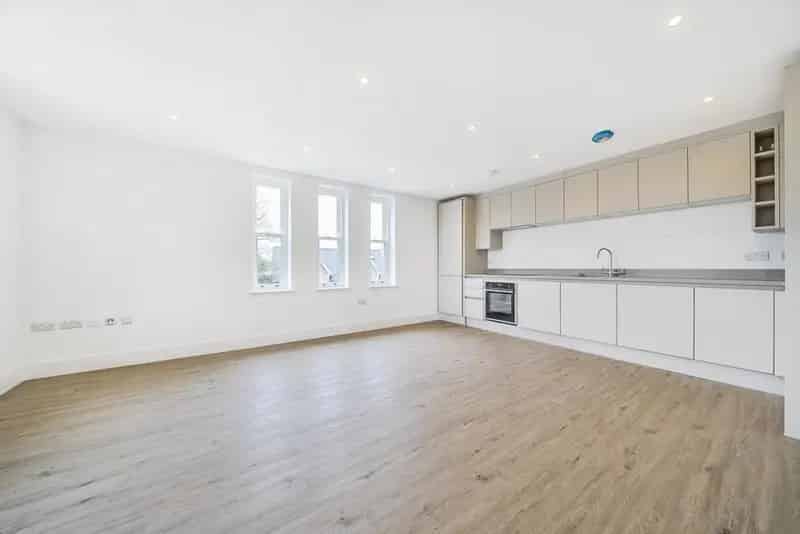 3 Bed 3 Bath Split Level Apartment Near Mainline Stations