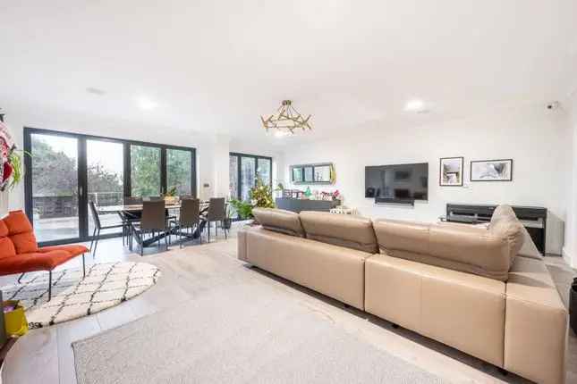 4 Bedroom House for Sale in Heathcroft Ealing London W5