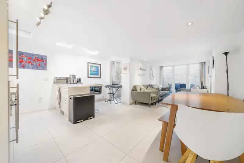 2 Bedroom Flat House to Rent in Brixton