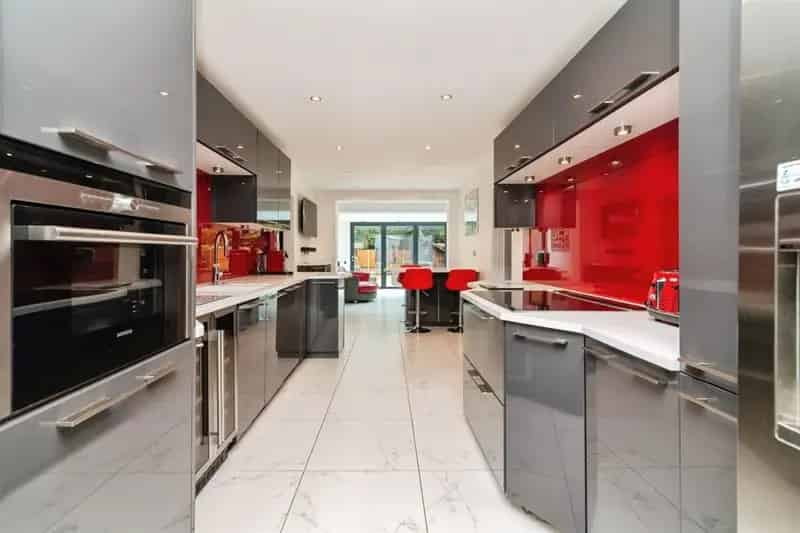4 Bed Detached House with Orangery and Garage