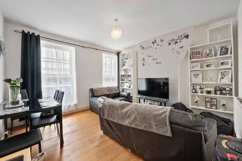 2 Bedroom Flat For Sale Near Stoke Newington