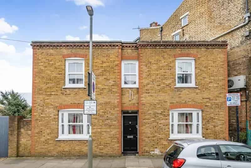 Two Bedroom House with Study and Garden Near Clapham Junction