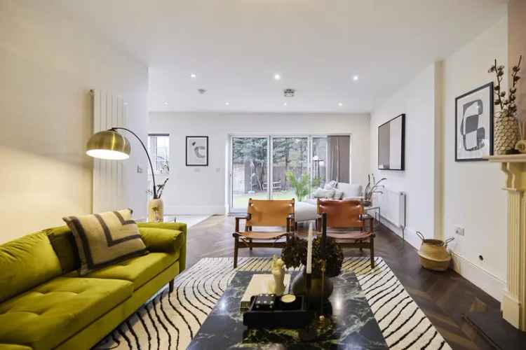 Detached house For Sale in London, England