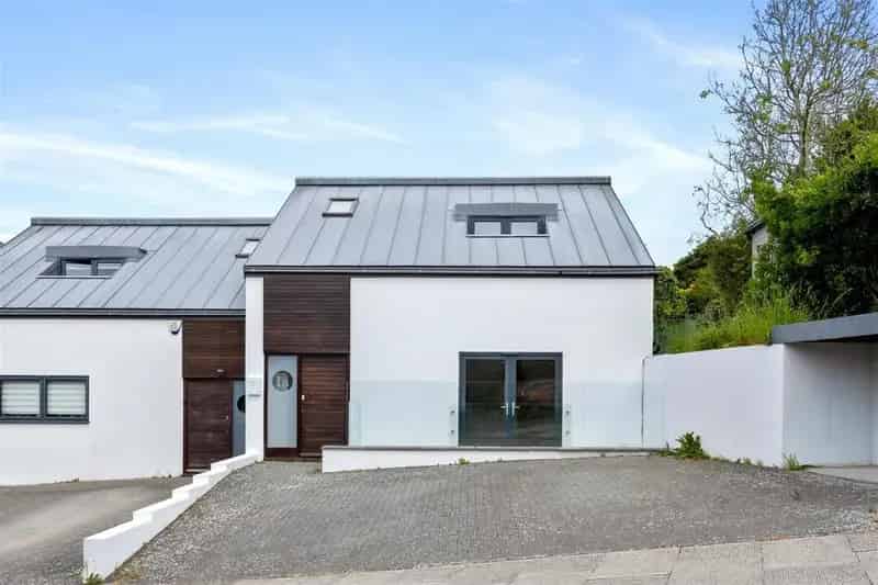 3 Bedroom Semi Detached House with 3 En Suites and Parking