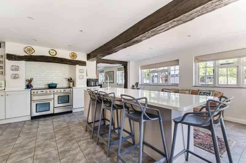 6 Bedroom Detached House for Sale in Chiltern Hills AONB