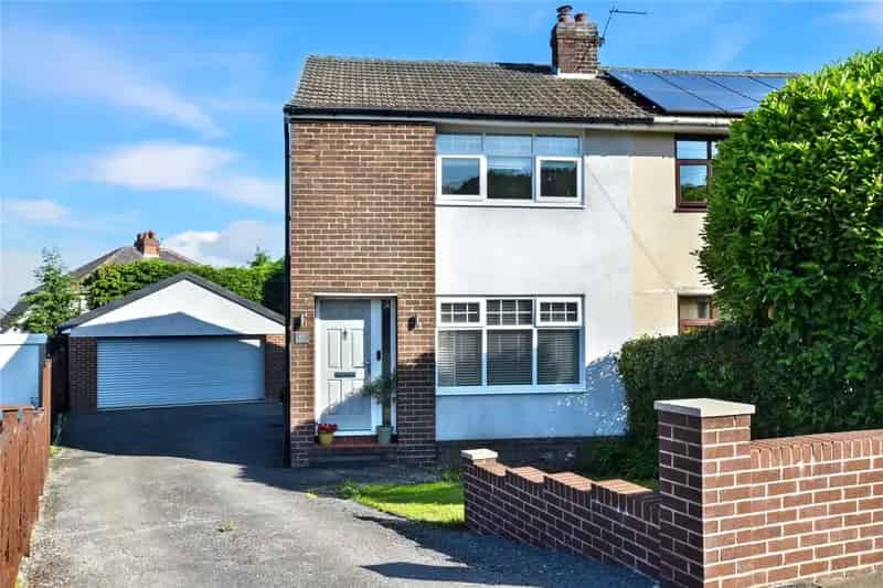 3 Bedroom Semi-Detached House in Woodkirk