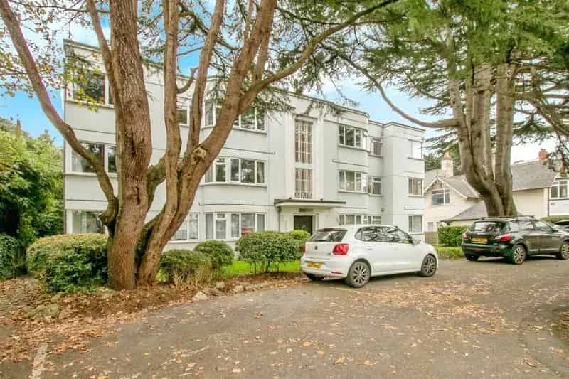 Two Double Bedroom Art Deco Apartment Near Bournemouth Beach