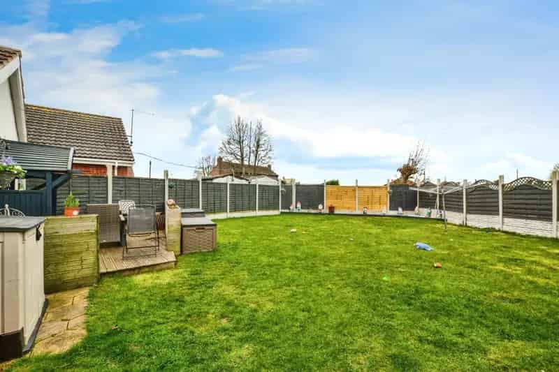 5 Bed Detached House with Annex Near Beach