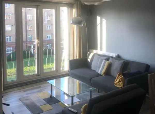 Flat For Rent in Wandsworth Road, London, England