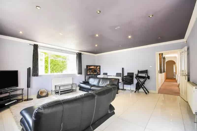 5 Bedroom House with Large Garden and Off Street Parking